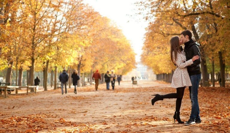 personnes feuilles d'arbre en automne dans un parc