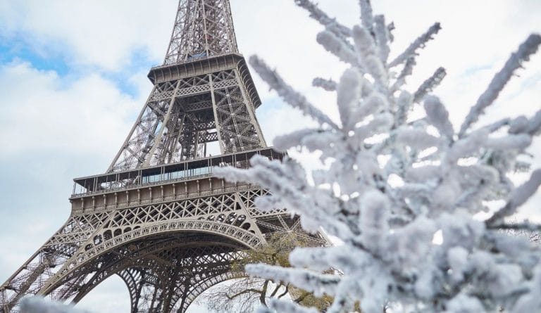 la tour eiffel en hiver avec sapin et neige